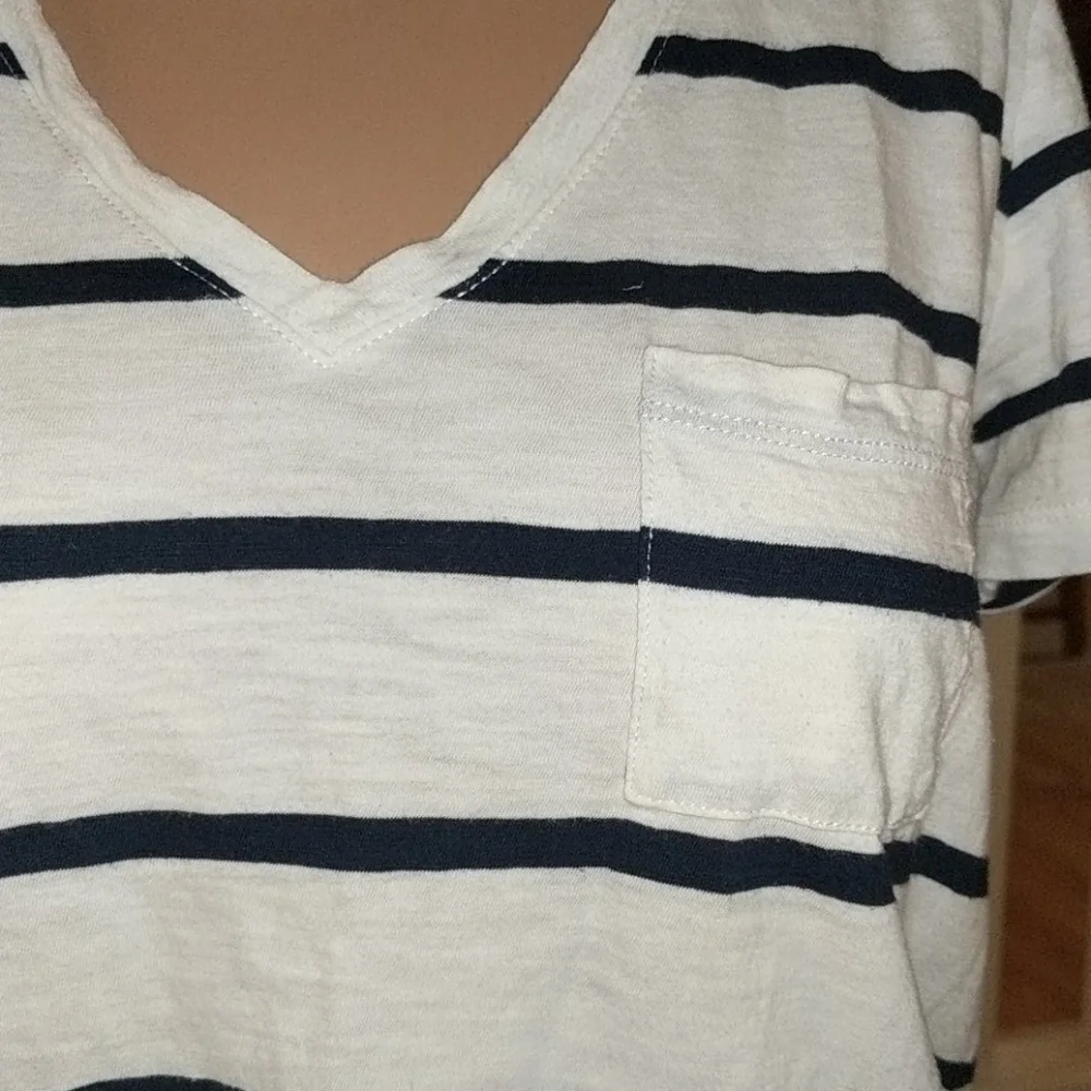 Madewell Women’s Short Sleeve V-Neck Navy and White Stripe Tee Shirt Size Small - Picture 4 of 5